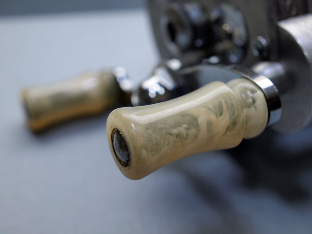 Pflueger Nobby model 1963 - handle macro