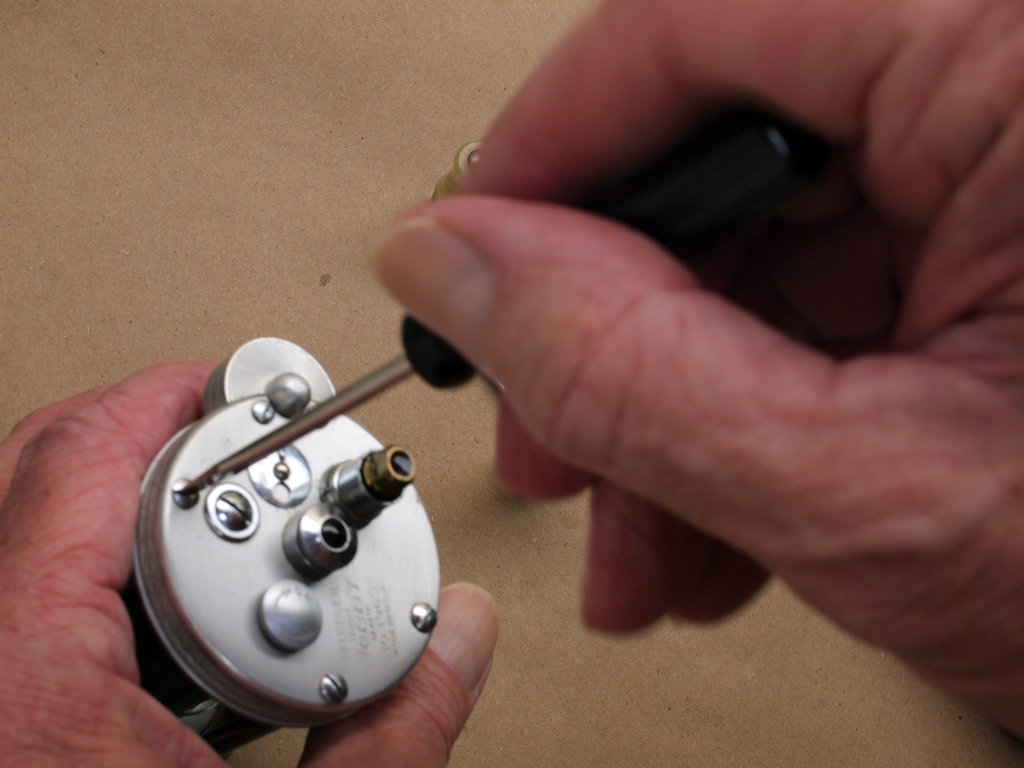 Pflueger Nobby No. 1963 - removing cap screws 1
