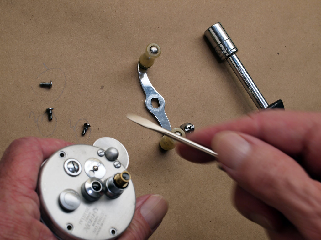 Pflueger Nobby No. 1963 - removing cap screws 2
