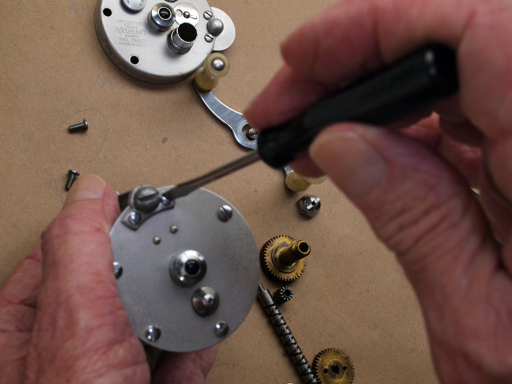 Pflueger Nobby No. 1963 - removing shaft housing screws