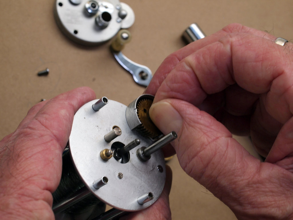 Pflueger Nobby No. 1963 - removing shaft pinion 1
