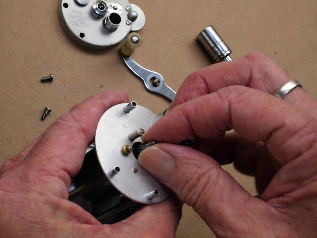 Pflueger Nobby No. 1963 - removing spool pinion 1