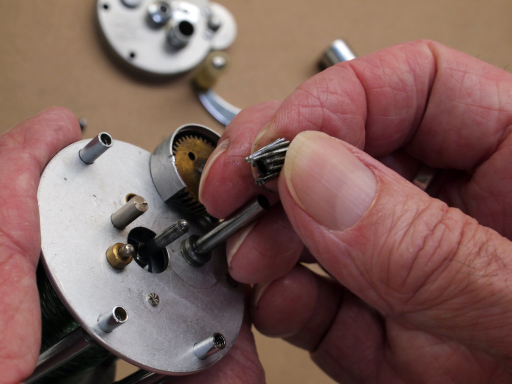 Pflueger Nobby No. 1963 - removing spool pinion 2